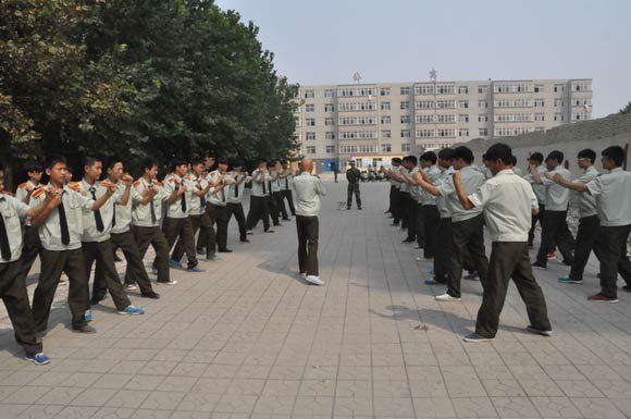 新生在做軍體拳訓(xùn)練 新生在做軍體拳訓(xùn)練